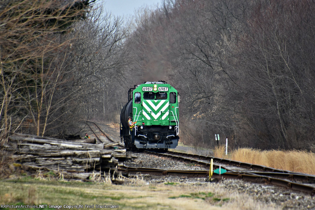 WE 6987 is now at the runaround track.